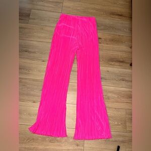 Good American plissé wide-leg pants in vibrant fuchsia pink 3/4